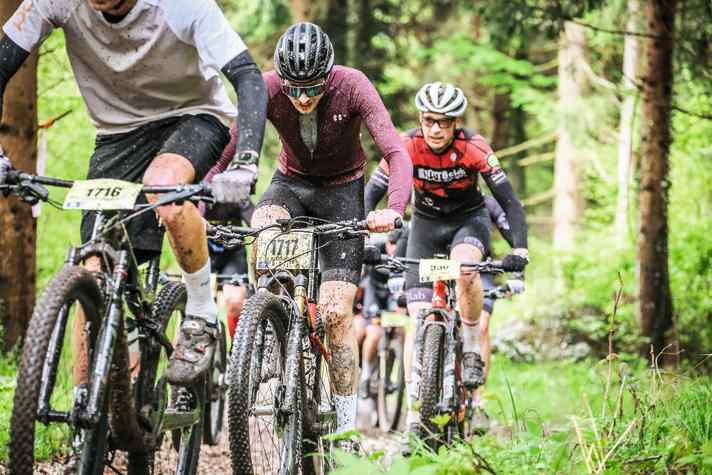 Um den Kandidaten gelegentlich aus der Reserve zu locken, entführte ich das Evolve FS im Trainingslager auch auf grobe Trails in den Alpen. Seine Rennkompetenz durfte das Arc8 unter anderem beim Riva-Bike-Marathon (im Bild) unter Beweis stellen.