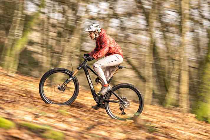 Although the DJI Avinox is also limited to the legal maximum speed of 25 km/h, it develops so much power that you can reach the maximum speed in no time at all - even on steep climbs.