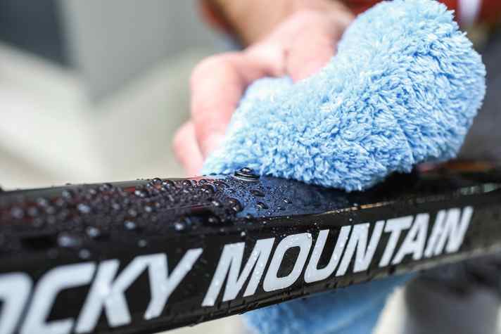 Damit`s keine Wasserflecken gibt, "ledert" ihr zumindest den Rahmen mit einem Mikrofasertuch ab.