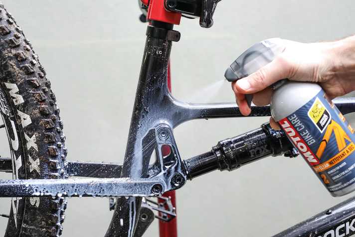 Ist der Antrieb abgespült, könnt ihr das restliche Bike mit Fahrradreiniger shampoonieren.