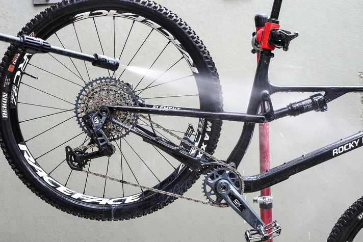 Anschließend wird das Bike abgespült - natürlich von oben nach unten.