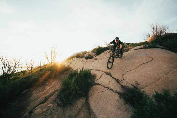 The descents on the island of Elba are not long, but they are incredibly varied. And the granite rocks conjure up a special riding experience.