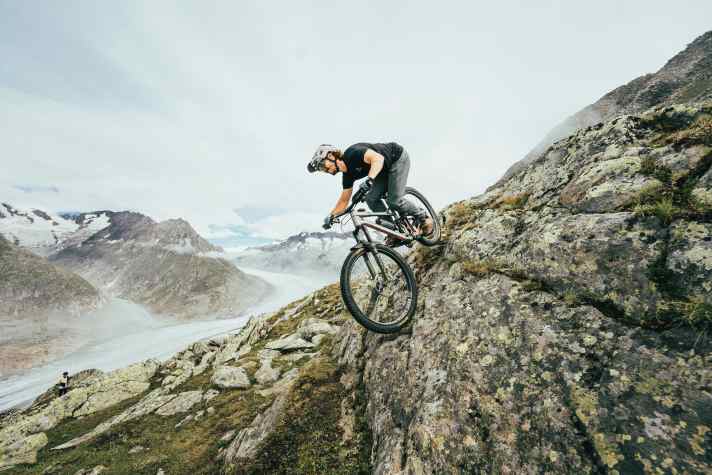 Auf dem Trail über dem Aletschgletscher fällt für Max Weihnachten und Ostern auf einen Tag: Mega-Aussicht und eine Abfahrt, auf der auch er mal stehen bleiben muss zum Arme lockern.