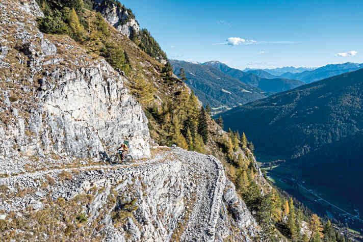 Too often left behind on the way to Lake Garda: the trails on the Brenner border ridge.