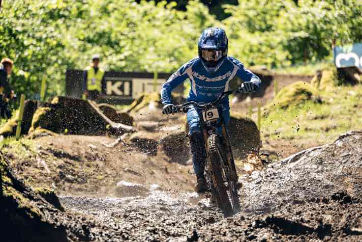 Dakotah Norton während des UCI DH World Cups in Val di Sole. Gut zu erkennen: Der stark nach oben gebogene Lenker. | Bartosz Wolinski / Red Bull