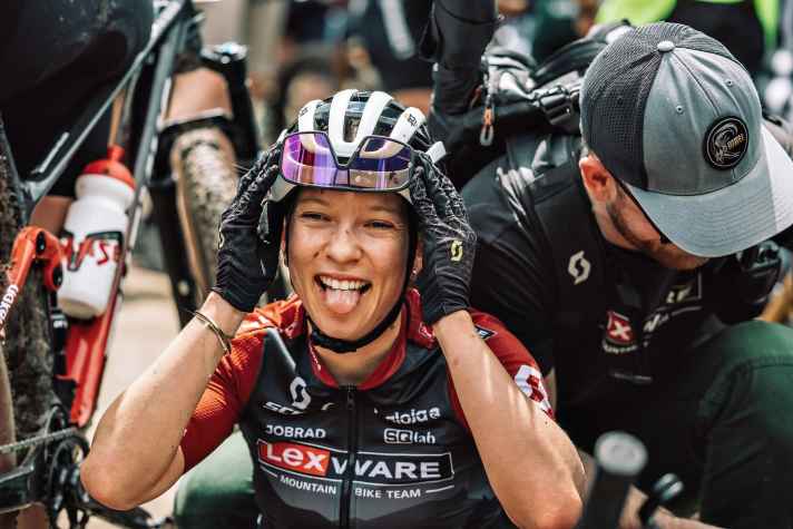 Nina Graf im Ziel angekommen und sichtlich erleichtert. Hier beantwortet Nina unserer Stichpunkte.