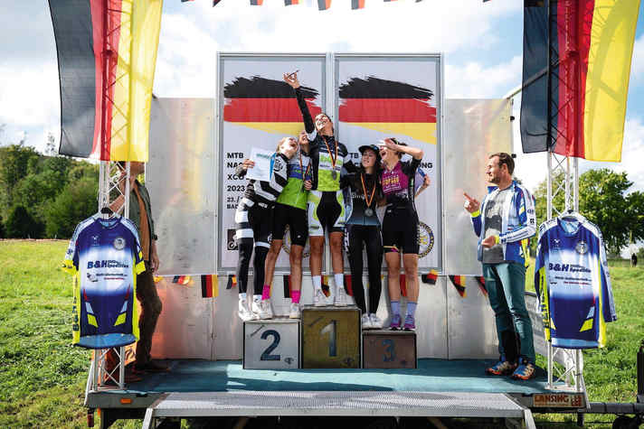 Durch die Zusammenarbeit im Team können Jugendliche Erfolge als Gemeinschaftsprojekt feiern. Hier steht Paulina Lange vom BIKE Junior Team bei der Deutschen Meisterschaft ganz oben auf dem Treppchen.