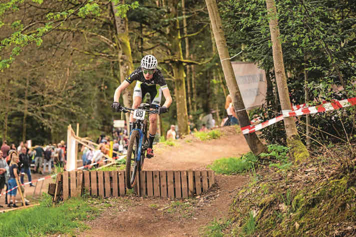 Nachwuchs-Rennen bieten Cross-Country-Radsport vom Feinsten. Hier zeigt Benjamin Huber, dass er sein Bulls-Bike beherrscht.