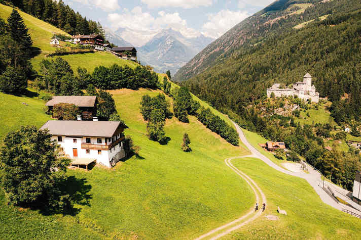 It doesn't get much more idyllic than this in a South Tyrolean valley. With picture-book Taufers Castle.