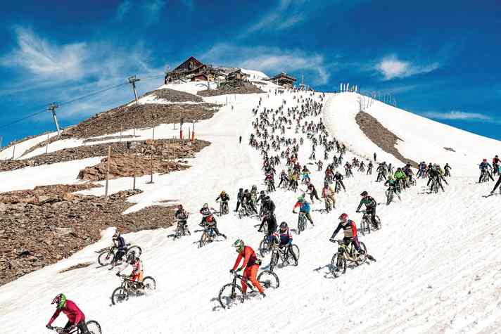 Megavalanche: Der Name ist Programm. Wie eine Lawine rollt das Fahrerfeld ins Tal über Schnee, Eis, Fels, Erde.