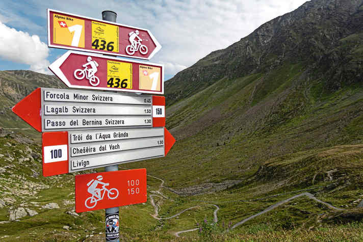 Les Suisses font partie des champions du monde de la signalisation : mais les chances de se tromper de direction sur le Tour 436 sont de l'ordre de 50 %. Photo : Andreas Kern