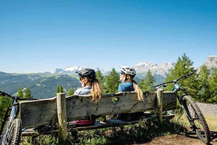 Die Knödel in der Pralongia-Hütte kurz verdauen. bevor die wilde Fahrt auf dem Fle-Trail weitergeht.