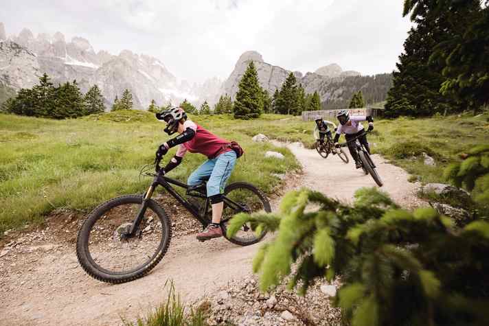 Because you simply learn faster in a relaxed atmosphere: the MTB camps for women offer new bikes to test, riding techniques, workshop tips and a valuable exchange of experiences.