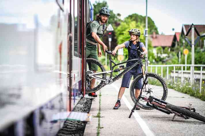 Ohne Gepäck kein Problem. Ist das Bike dagegen mit vollen Taschen behangen, macht mehrmaliges Umsteigen mit der Bahn wenig Spaß.
