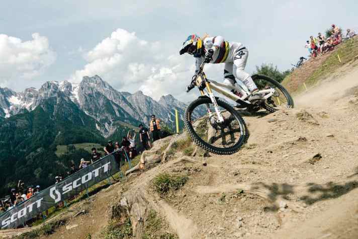 Mehr Action geht kaum. Am 5. bis 8. Juni glüht die DH-Elite über die Worldcup-Strecke. Hier steuert Weltmeisterin Vali Höll gerade ihr YT Tues über eine Wurzel.