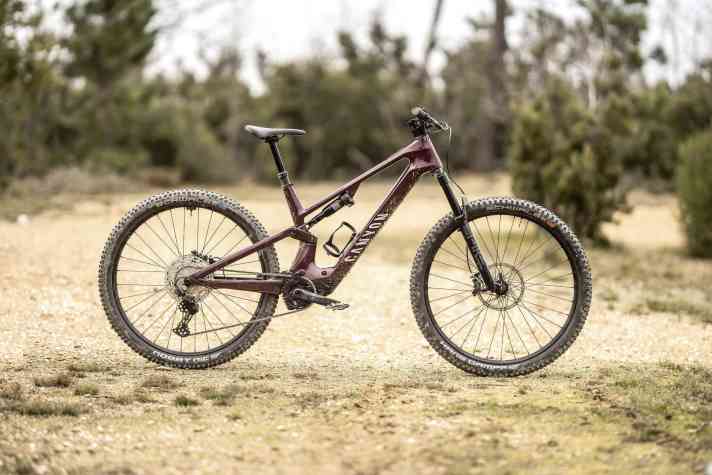 Durchgestyltes Carbon-Chassis, gepaart mit einer günstigeren Ausstattung: Das Canyon Neuron:Onfly ist das Einstiegsmodell des Light-E-MTBs vom Koblenzer Versender.