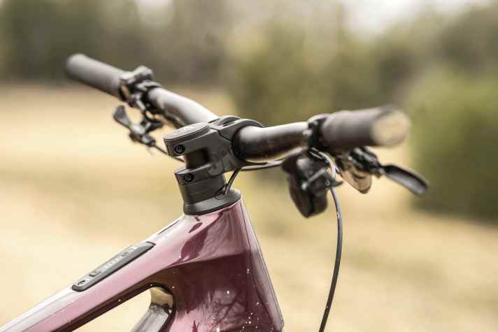 Cables and cables run integrated through the headset into the frame. A clean look, but disadvantages in terms of serviceability.