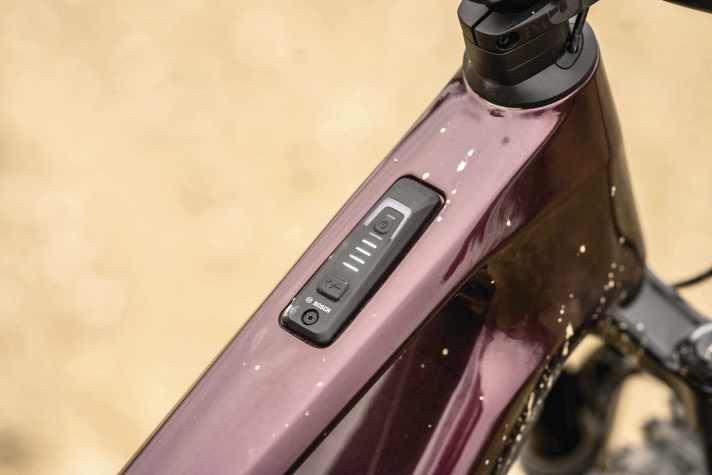 The discreet Bosch System Controller LED display is located in the top tube. The U-level and battery status are displayed via coloured LEDs.