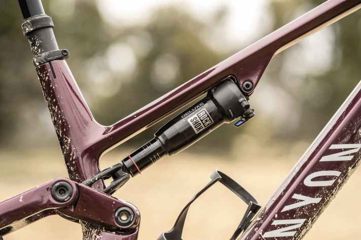 The rear is kept in check by a Rochshox Deluxe Select+.