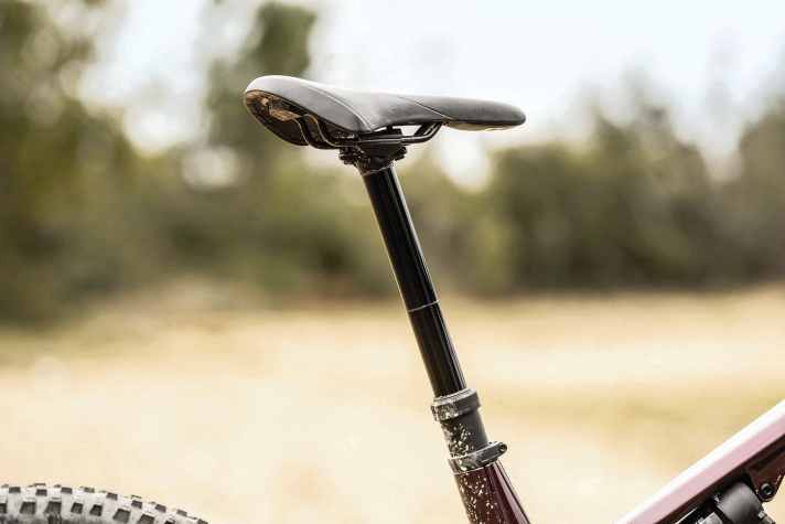 Canyon's in-house dropper post delivers 200 mm of travel. The adjustment travel can be adjusted without tools.