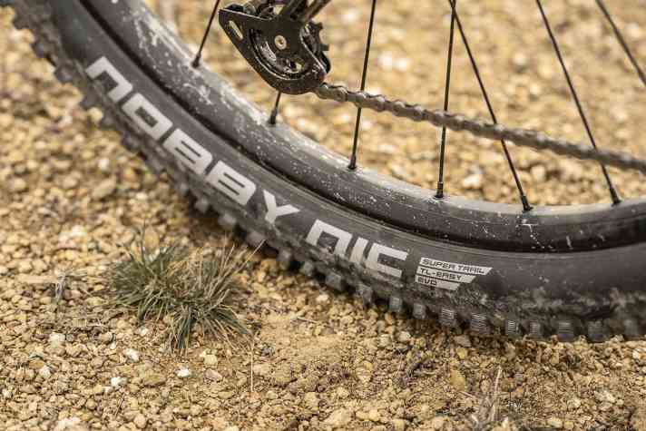 The slender Nobby Nic on the rear wheel of the Canyon Neuron:Onfly offers little grip and a harsh ride feel. This limits the off-road capabilities unnecessarily.