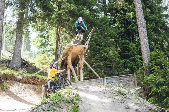 Erzeugt Glücksgefühle (wenn’s gut geht): der Drop. Hier im Bikepark Serfaus-Fis-Ladis.