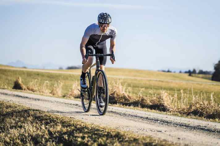 Langläufer: Fast alle Testräder rollen, wie auch das Ridley Kanzo Adventure Alu, sehr spurtreu und ruhig; auf Schotterautobahnen fühlen sich unsere günstigen Gravelbikes bis 2000 Euro am wohlsten.