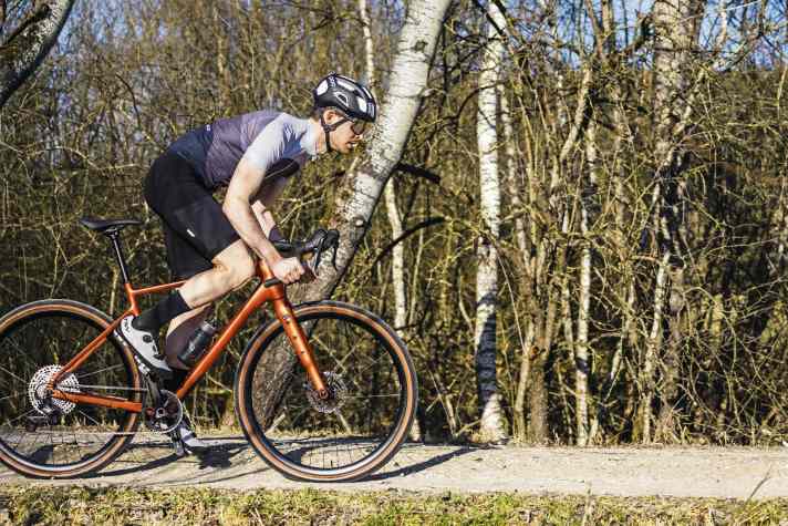 Chic, mais lourd : visuellement, beaucoup de vélos de gravel bon marché ne se distinguent pas des modèles plus chers. Sur la balance, le tableau est tout autre.