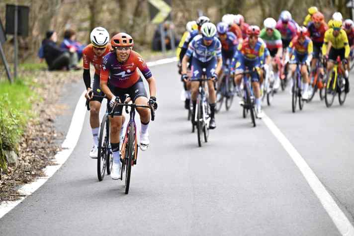 Attaquante : Mona Mitterwallner (devant) montre son ambition dans le maillot de Human Powered Health Ambition aussi sur la route.