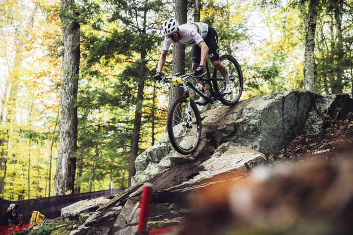 Alan Hatherly en maillot de champion du monde sur son vélo de cross-country.