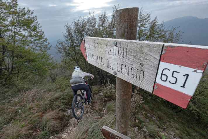 Sentiero 651: Ein Trail auf dem vor allem sehr gute Fahrtechniker Spaß haben. Für alle anderen gibt es zwischendrin Exit-Möglichkeiten auf den Hauptweg.