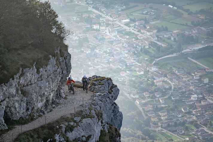 Die Sette Comuni: Weniger Trails, dafür aber spektakulär in die Felswand geschlagene Militärwege.