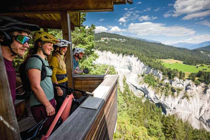 Als Halbstarker hat der Rhein in den Felsen bei Flims Laax bereits ordentlich randaliert. Der Trail durch die Rheinschlucht markiert das Grande Finale der Tour, darf mit dem Bike aber erst ab 16 Uhr befahren werden.