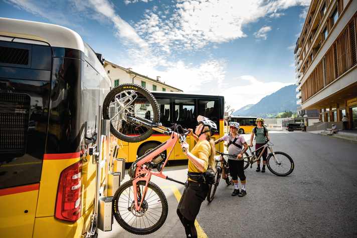 Mit dem Postauto kommt man auch als Mountainbiker in der Schweiz fast überall hin.