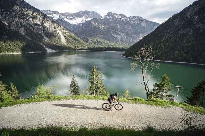 Der Plansee liegt wie ein Fjord zwischen den Bergen und bietet besonders vom nordwestlichen Ufer aus tolle Ausblicke