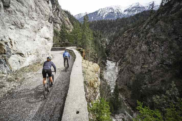 Gravel downhill: the historic Gaichtpass leads down into the Lechtal valley with fascinating views