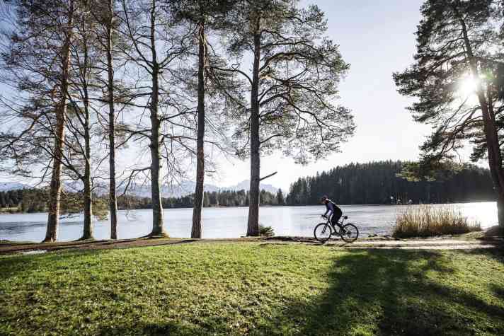 Outside the main season, you usually have the small Allgäu lakes, such as the Schmutterweiher, to yourself