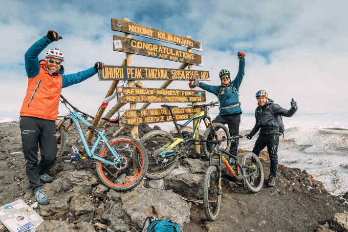 Dreamteam: v.l. Gerhard Czerner, Hans Rey, Danny MacAskill auf dem Gipfel des Kilimandscharo auf 5895 Meter Höhe.