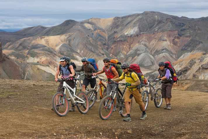 The "Deppengang" on the road... here in Iceland in 2008, long before prominent bikers discovered the island for photo and film productions. The question remains: Is it possible to have fun on the descent with such large and heavy rucksacks?