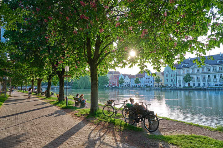 Landshut ist eine echte Sommerstadt. An den Ufern der Isar lässt es sich gut aushalten.