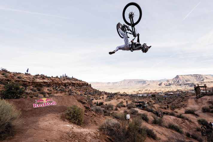 Muss wissen, wo oben und unten ist. Cam Zink weiß es. Hier bei der Red Bull Rampage.