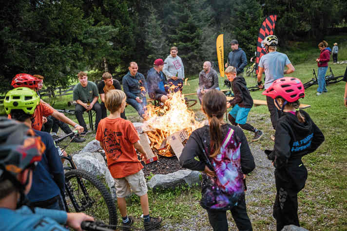 Einen ebenen Schotterparkplatz kann man sich vorstellen. Daher lieber ein Bild vom vielleicht spaßigsten Event in Nauders am Reschenpass: den legendären Father- and Son-Days. Infos dazu: dierasenmaeher.de