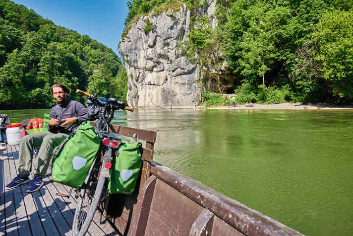 Mit einer Zille durch den spektakulären Donaudurchbruch geschippert zu werden, ist ein besonderes Abenteuer.