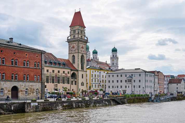 You actually need more time for lively Passau, as there is a lot to discover in the narrow alleyways behind the Inn promenade.