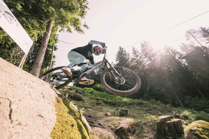 Was hilft die Fahrtechnik, wenn der Fahrer sein Bike nicht halten kann? Ohne die entsprechende Fitness läuft beim Mountainbiken nichts.