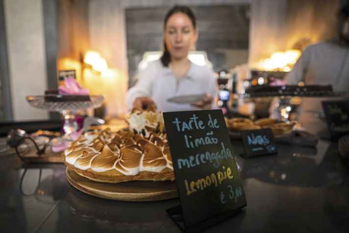 Leckerer Zitronenkuchen im Café de Cabanas in Afife