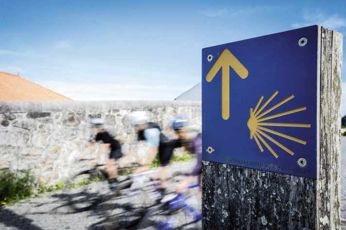 The stylised scallop shell points the way not only for pilgrims but also for gravel bikers.