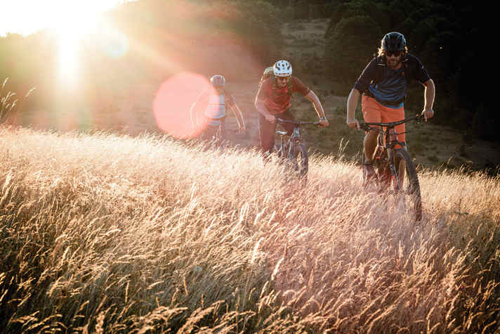 In den regenreichen Wochen zuvor ist das Gras scheinbar mehr gewachsen als sonst.