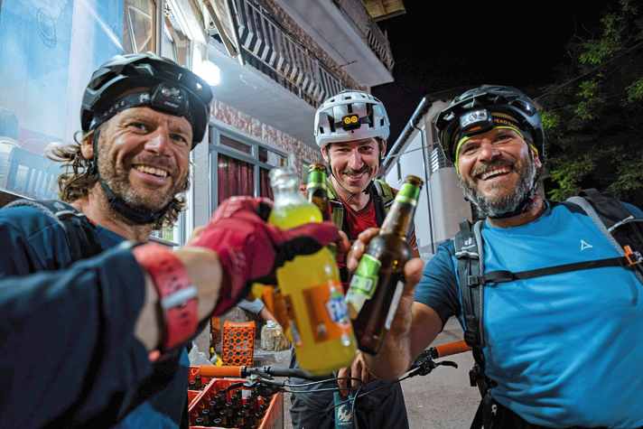 Nach der nächtlichen Stirnlampen-Tour durchs Unterholz bekommen wir in Žirovnica noch ein Getränk in der Bar.