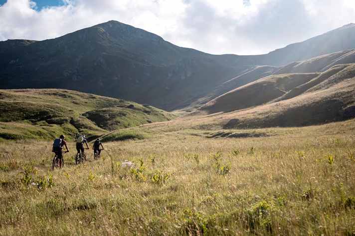 Kein Anzeichen von Zivilisation. Selbst den Weg müssen sich die Reifen unter dem Gras ertasten.